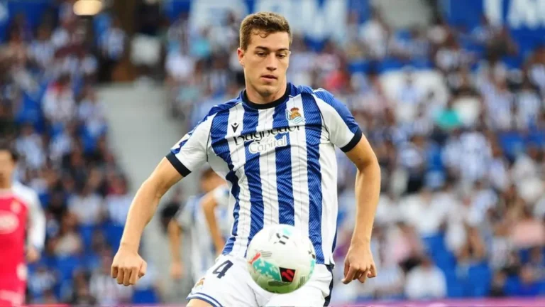 Luka Sucic, centrocampista de la Real Sociedad, controlando un balón durante el partido ante el Elche.