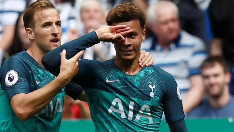 Dele Alli celebrando un gol con Harry Kane durante su etapa en el Tottenham Hotspur.