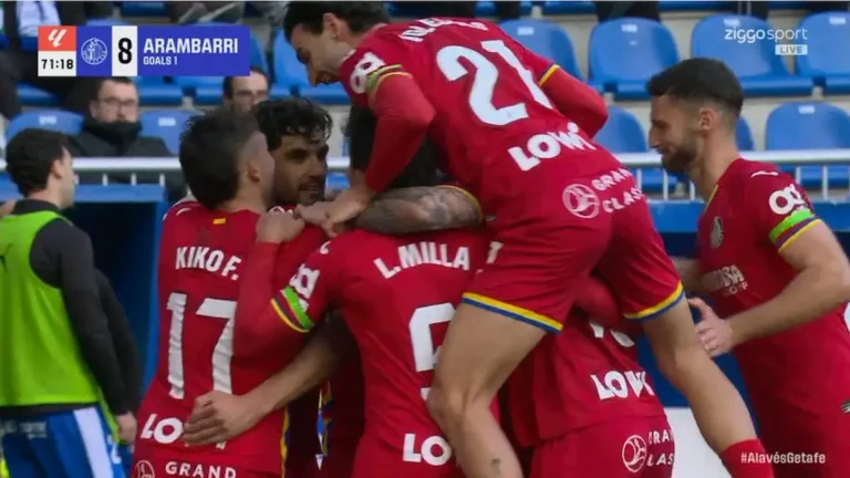 Jugadores del Getafe CF celebrando en grupo el gol de Mauro Arambarri ante el Deportivo Alavés en Mendizorroza