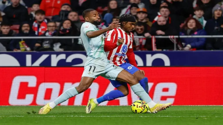 Acción de juego durante el Atlético de Madrid contra Real Betis con Antony y un defensor en disputa por el balón.