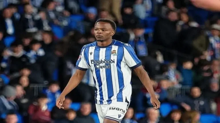 Job Ochieng con la camiseta de la Real Sociedad durante su debut en el Reale Arena ante el Elche