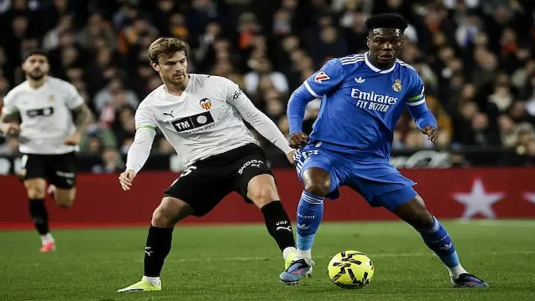 Lucas Beltrán, jugador del Valencia CF, disputa un balón ante la marca de un jugador del Real Madrid durante el partido en Mestalla.