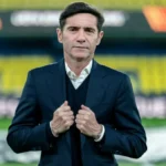 Marcelino García Toral, entrenador del Villarreal CF, con gesto serio y concentrado en el Estadio de la Cerámica.
