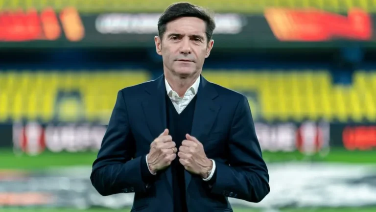 Marcelino García Toral, entrenador del Villarreal CF, con gesto serio y concentrado en el Estadio de la Cerámica.