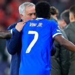 José Mourinho abrazando a Vinicius Junior tras un partido de Champions League, imagen que contrasta con el desafío del técnico portugués al Real Madrid antes de su próximo enfrentamiento europeo.