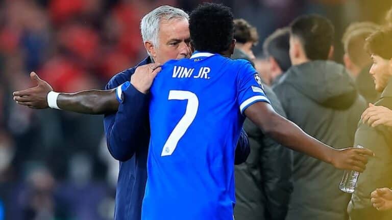 José Mourinho abrazando a Vinicius Junior tras un partido de Champions League, imagen que contrasta con el desafío del técnico portugués al Real Madrid antes de su próximo enfrentamiento europeo.