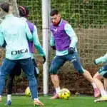 Cuatro jugadores del Athletic Club, incluyendo a Yuri Berchiche con peto morado, participando en un ejercicio de entrenamiento con balón en Lezama.