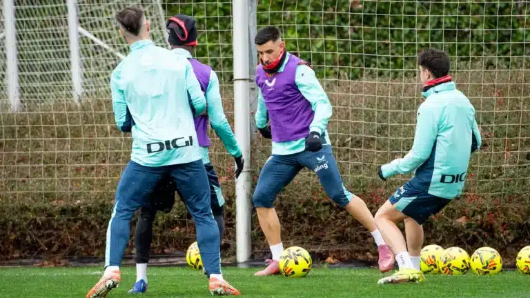 Cuatro jugadores del Athletic Club, incluyendo a Yuri Berchiche con peto morado, participando en un ejercicio de entrenamiento con balón en Lezama.