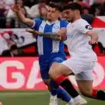 Acción de juego durante el Sevilla contra Alavés con los jugadores luchando por el balón en un partido de alta tensión.