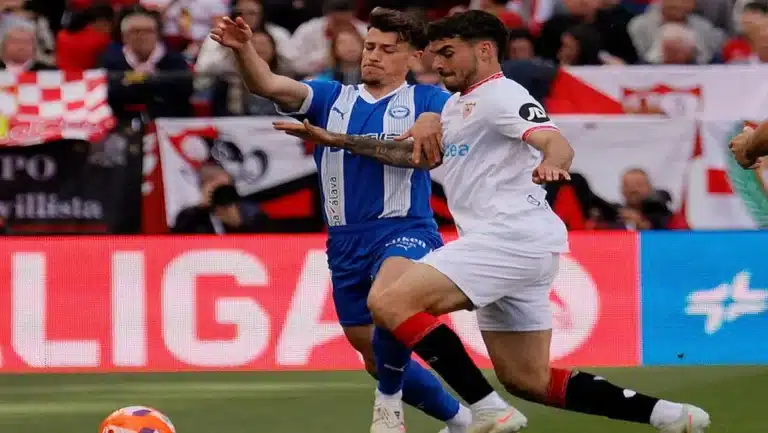 Acción de juego durante el Sevilla contra Alavés con los jugadores luchando por el balón en un partido de alta tensión.