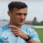 Aleksandar Stankovic, joven mediocentro serbio del Brujas, señalando con el dedo durante una entrevista en un campo de entrenamiento.
