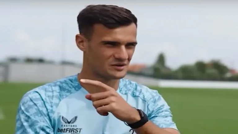 Aleksandar Stankovic, joven mediocentro serbio del Brujas, señalando con el dedo durante una entrevista en un campo de entrenamiento.
