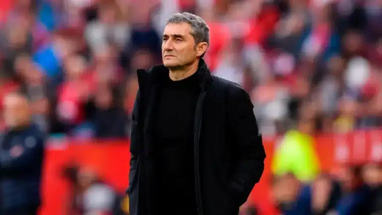 Ernesto Valverde en el banquillo del Athletic Club de Bilbao durante su última temporada como entrenador rojiblanco antes de anunciar su retirada de los banquillos
