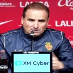 Jagoba Arrasate, entrenador del RCD Mallorca, hablando seriamente por el micrófono durante la rueda de prensa oficial tras el partido contra el Betis en Son Moix.