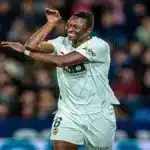 Umar Sadiq celebra con una gran sonrisa y los brazos en alto su gol con el Levante UD en el derbi contra el Valencia.