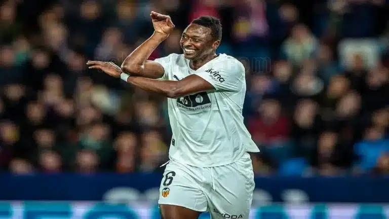 Umar Sadiq celebra con una gran sonrisa y los brazos en alto su gol con el Levante UD en el derbi contra el Valencia.