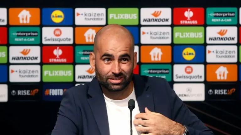 Claudio Giráldez, entrenador del Celta de Vigo, compareciendo en rueda de prensa ante un panel de patrocinadores de la Europa League en febrero de 2026.