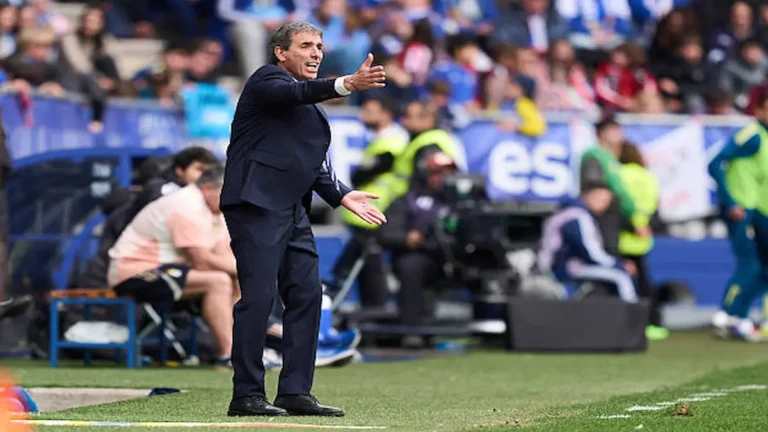 Guillermo Almada, entrenador del Real Oviedo, dando instrucciones durante un partido de LaLiga en la temporada 2025-26.