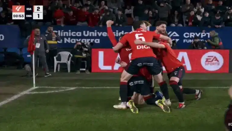 Jugadores de Osasuna celebrando el gol de Raúl García de Haro en el minuto 90 ante el Real Madrid en El Sadar en la jornada 25 de LaLiga 2025-26.