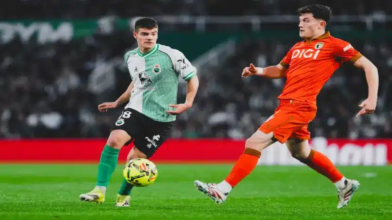 Peio Canales, jugador del Racing de Santander, disputando un balón durante el partido ante el Burgos CF en El Sardinero en la jornada 27 de LaLiga Hypermotion.