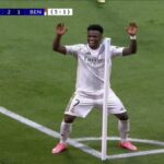 Vinicius Jr. celebra su gol en el Bernabéu ante el Benfica en la Champions League con el marcador 2-1