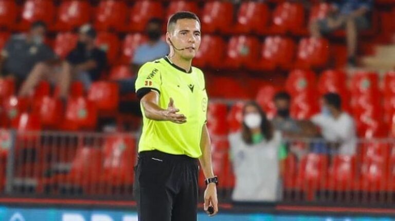 Francisco José Hernández Maeso durante un partido de LaLiga como árbitro principal