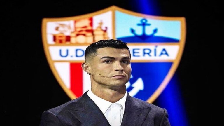 Cristiano Ronaldo posando ante el escudo de la UD Almería tras anunciarse su entrada como accionista del club