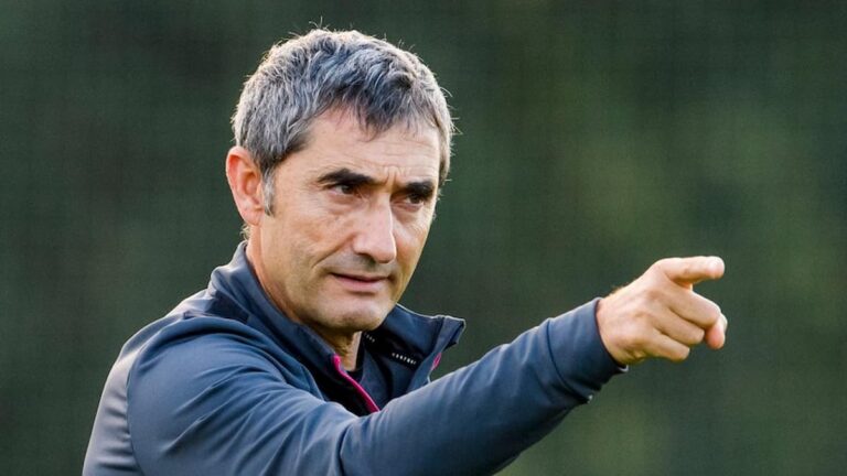 Ernesto Valverde señala con el dedo durante un entrenamiento del Athletic Club en Lezama