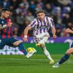 Jugador del Real Valladolid dispara a puerta entre dos defensas del Huesca durante el partido de LaLiga Hypermotion en el José Zorrilla