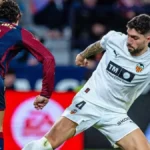 Unai Núñez con la camiseta del Valencia CF durante un partido en Mestalla en marzo de 2026, celebrando una acción defensiva.