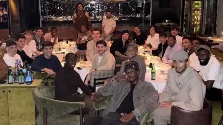 Los 24 jugadores del Real Madrid posando juntos durante una cena de equipo en el restaurante 61 de Madrid.