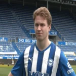 Koski, nuevo fichaje del Deportivo Alavés, posando con la camiseta blanquiazul en el estadio de Mendizorroza.