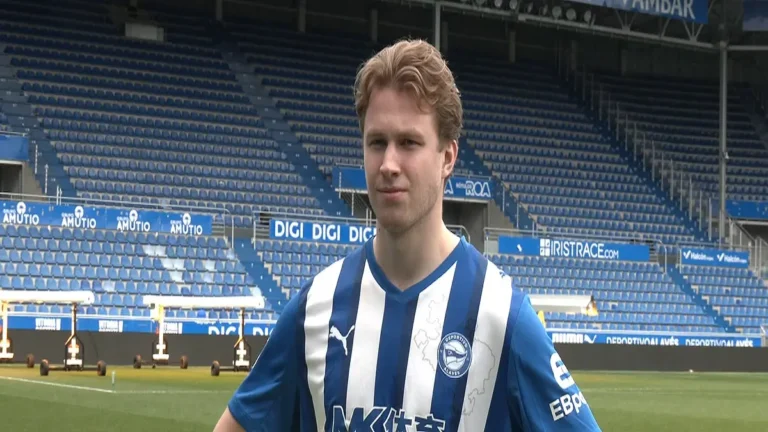 Koski, nuevo fichaje del Deportivo Alavés, posando con la camiseta blanquiazul en el estadio de Mendizorroza.