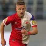 Nikola Cumic posando con gesto serio durante su etapa previa en el fútbol europeo.