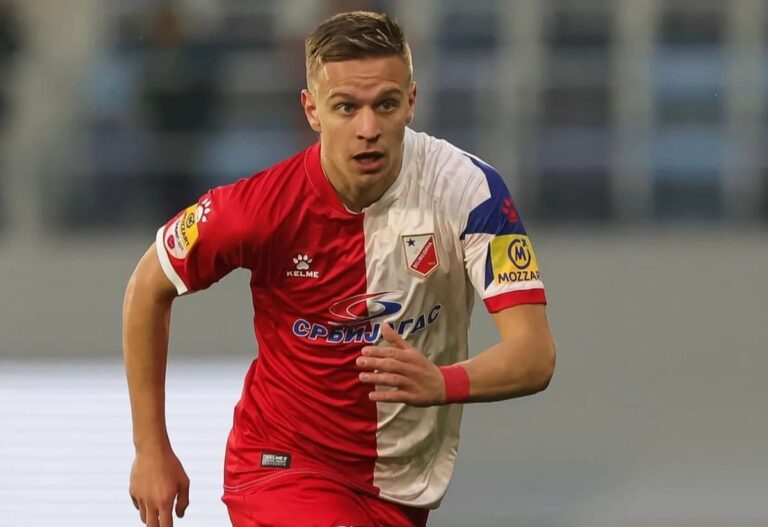 Nikola Cumic posando con gesto serio durante su etapa previa en el fútbol europeo.