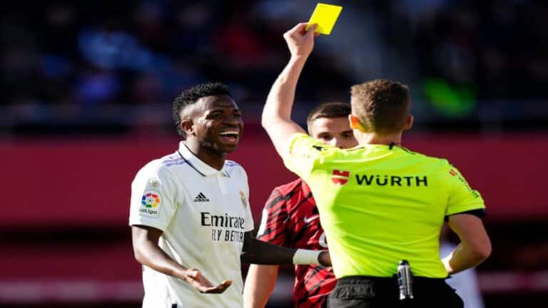 Vinícius Júnior reaccionando tras ver una tarjeta amarilla en el partido contra el Rayo Vallecano.