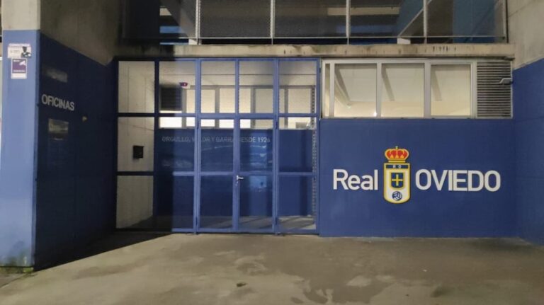 Oficinas del Real Oviedo en el Carlos Tartiere con las luces apagadas tras el cierre del mercado de fichajes.