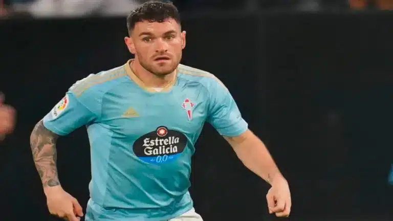 Javi Galán vistiendo la camiseta del Celta de Vigo durante un partido en Balaídos.