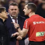 Matías Almeyda, entrenador del Sevilla FC, encarado y señalando con el dedo al árbitro Galech Apezteguía durante el partido contra el Alavés.