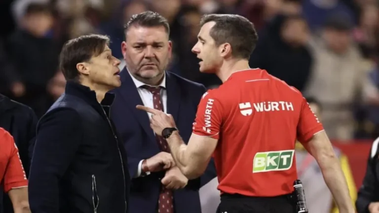 Matías Almeyda, entrenador del Sevilla FC, encarado y señalando con el dedo al árbitro Galech Apezteguía durante el partido contra el Alavés.