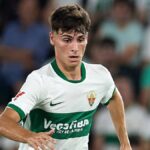 Rodrigo Mendoza con la camiseta del Elche CF durante un partido de liga antes de su fichaje por el Atlético de Madrid.