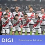 Jugadores del Rayo Vallecano durante un partido en el Estadio de Vallecas en medio de tensión institucional