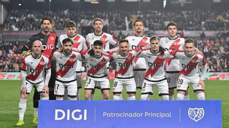 Jugadores del Rayo Vallecano durante un partido en el Estadio de Vallecas en medio de tensión institucional
