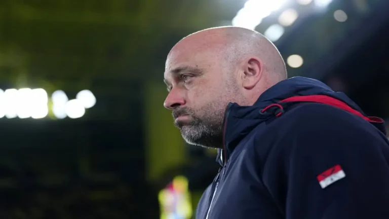 Primer plano de Manolo González con semblante serio y preocupado durante la rueda de prensa tras el partido contra el Villarreal.