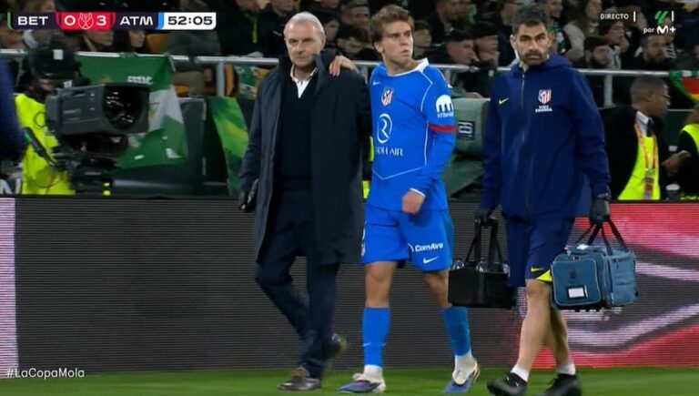 Pablo Barrios se retira lesionado del campo acompañado por los servicios médicos en el partido contra el Real Betis.