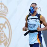 Vinicius Jr. durante una sesión de entrenamiento individual en Valdebebas bajo la supervisión de Arbeloa