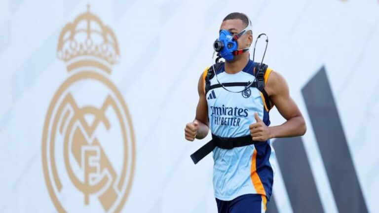 Vinicius Jr. durante una sesión de entrenamiento individual en Valdebebas bajo la supervisión de Arbeloa
