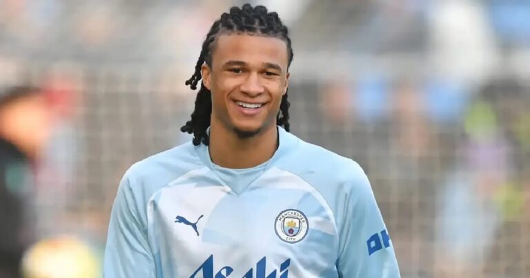 Nathan Aké, defensa del Manchester City, durante un partido de Champions League antes de su posible salida.