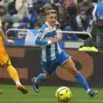 Yeremay Hernández, jugador del Deportivo de La Coruña, conduciendo el balón durante el partido contra el Albacete en Riazor.