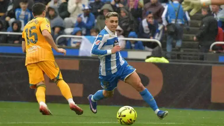 Yeremay Hernández, jugador del Deportivo de La Coruña, conduciendo el balón durante el partido contra el Albacete en Riazor.
